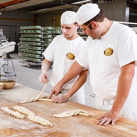 Die Ausbildung zum Bäcker/zur Bäckerin erfordert handwerkliches Geschick